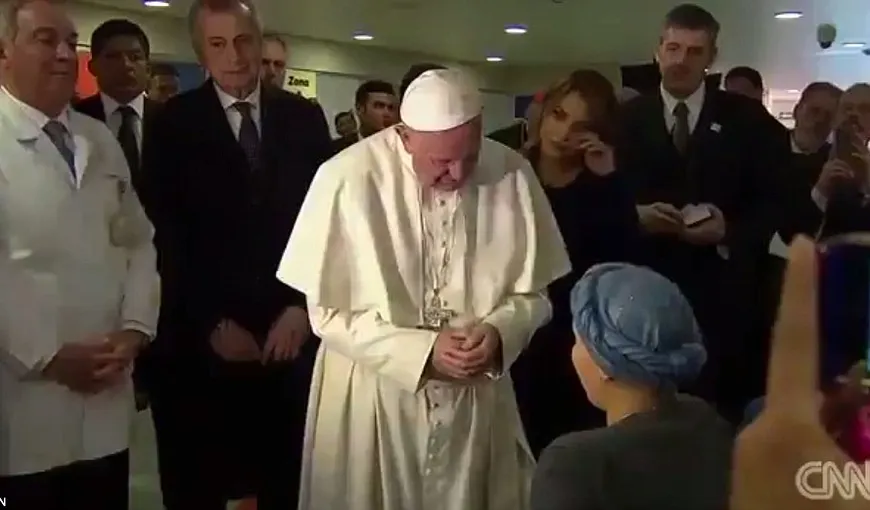 Papa Francisc, impresionat de o fată de 15 ani, care suferă de cancer. „Fata cu voce de înger” a emoţionat un spital