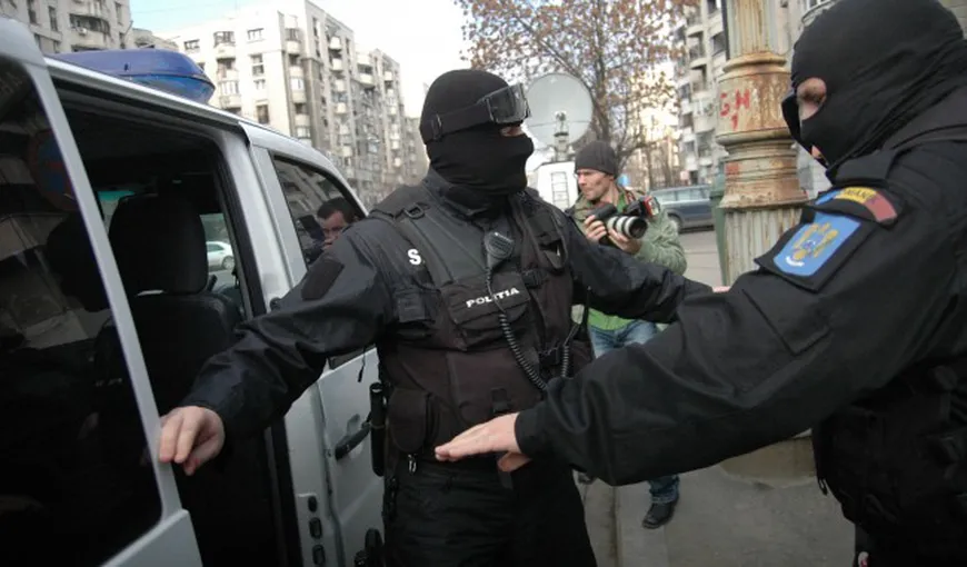 Percheziţii la Poliţia Focşani. Agenţi bănuiţi de fapte de corupţie, ridicaţi de procurori