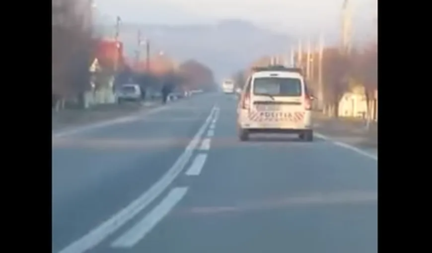 Poliţist filmat în timp ce GONEŞTE cu 120 km pe oră într-un sat VIDEO