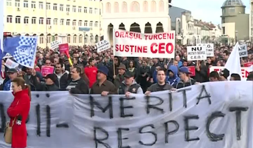 Protest al minerilor împotriva guvernului tehnocrat. Mii de oameni au ieşit în stradă la Târgu Jiu VIDEO
