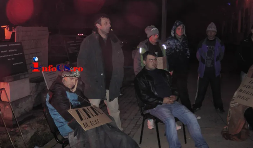 Protest inedit. Mai mulţi săteni din Caraş-Severin au intrat în greva foamei din cauza NOROIULUI
