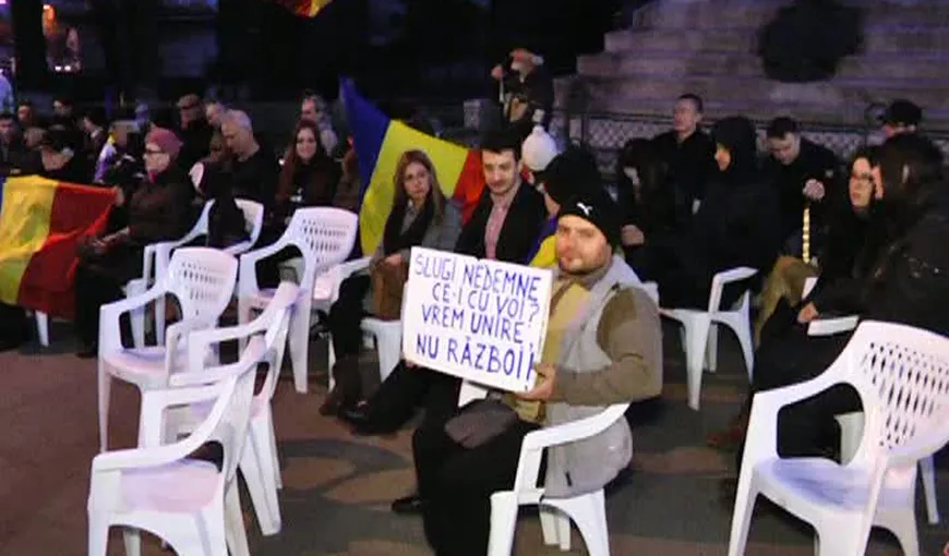 Protest cu scaune la Cotroceni. Ce i-au cerut manifestanţii lui Klaus Iohannis VIDEO