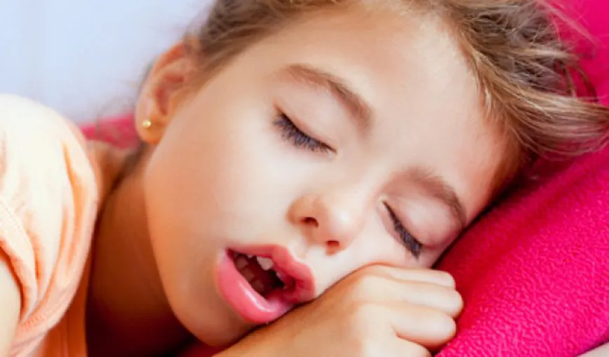 Studiu: Respiraţia pe gură în timpul somnului creşte riscul de a face carii