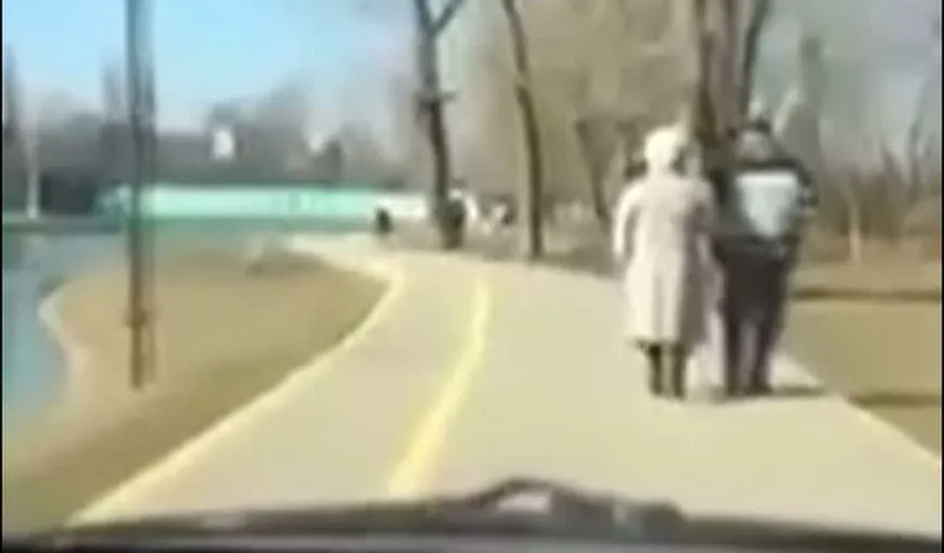 Imagini REVOLTĂTOARE în Târgovişte. Doi tineri au gonit cu maşina într-un parc VIDEO
