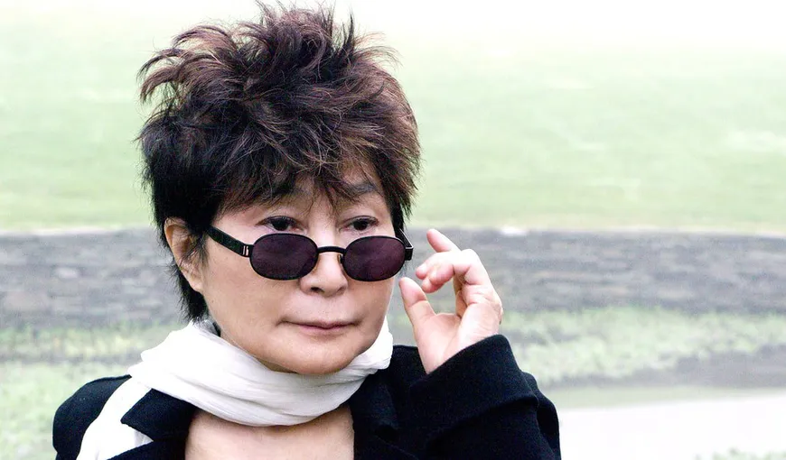 Yoko Ono, văduva lui John Lennon, internată de urgenţă la un spital din New York