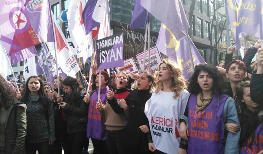 Manifestaţiile pentru Ziua Femeii din Istanbul, întrerupte cu gloanţe de cauciuc