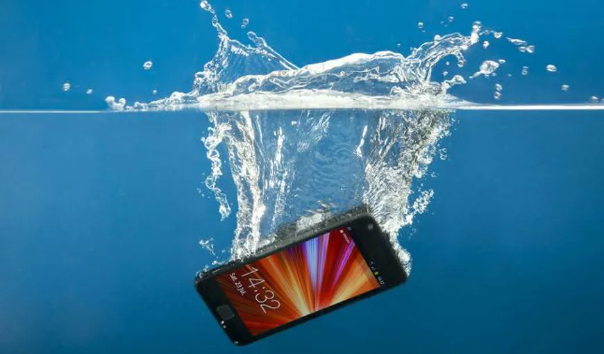 Ţi-a căzut telefonul în apă? Iată cum îl poţi salva