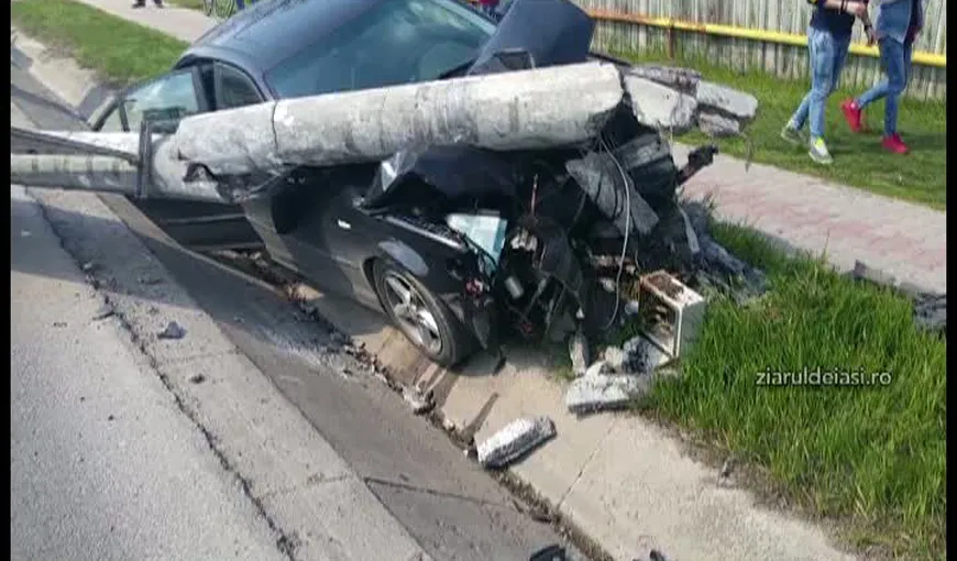 Accident teribil în Iaşi. O familie a scăpat ca prin minune după ce un stâlp a căzut pe maşină VIDEO
