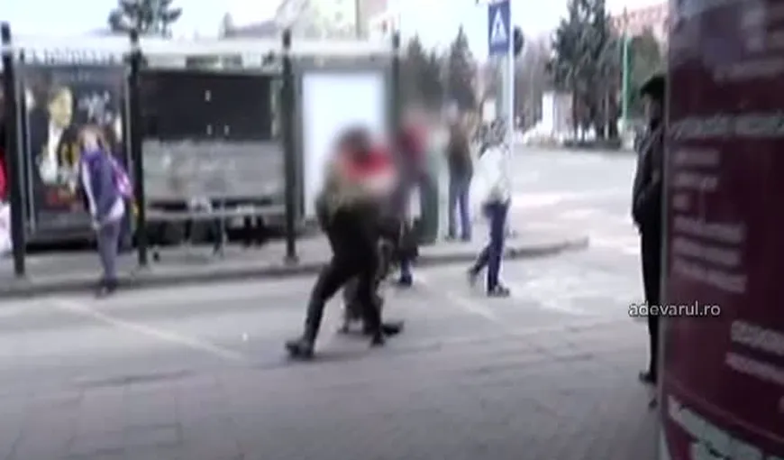 Femei agresate în staţii şi autobuze. Agresorul a fost prins de poliţişti VIDEO