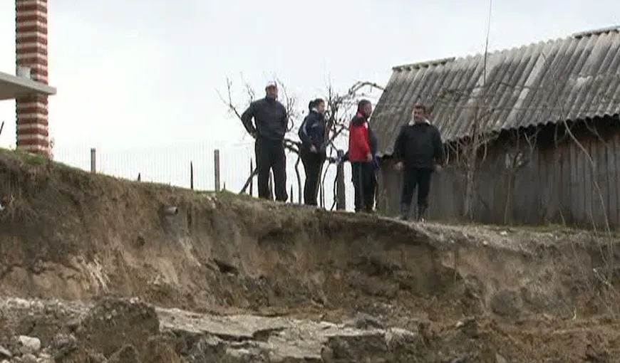 Situaţie disperată în Gorj. Patru familii evacuate din cauza alunecărilor de teren