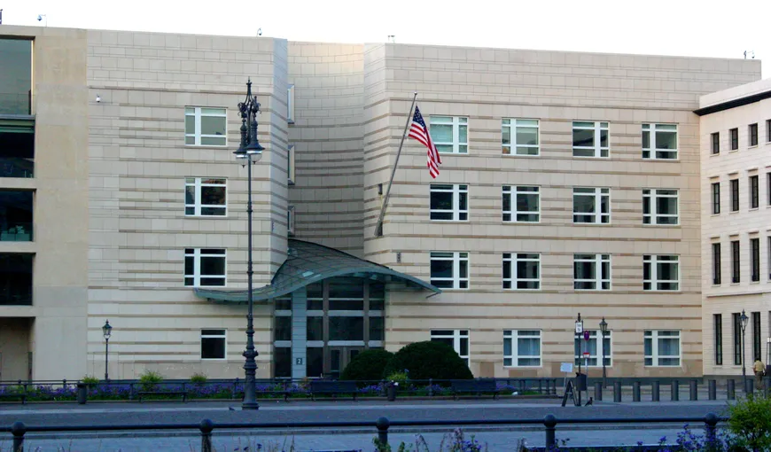 Alertă cu BOMBĂ la Ambasada SUA din Berlin. Un bărbat cu un pachet suspect a încercat să intre în clădire