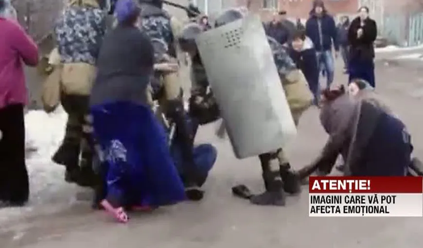 Bătaie cu pietre şi pari între ţigani şi forţele de ordine într-un oraş de lângă Moldova VIDEO