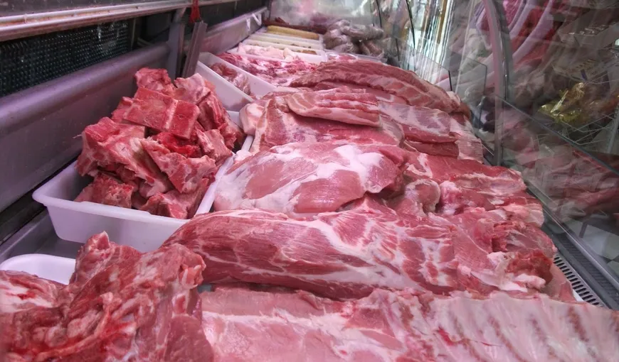 Şeful unui magazin susţine că i s-a cerut să pună în vânzare carne stricată, spălată cu detergent. Ce spune conducerea