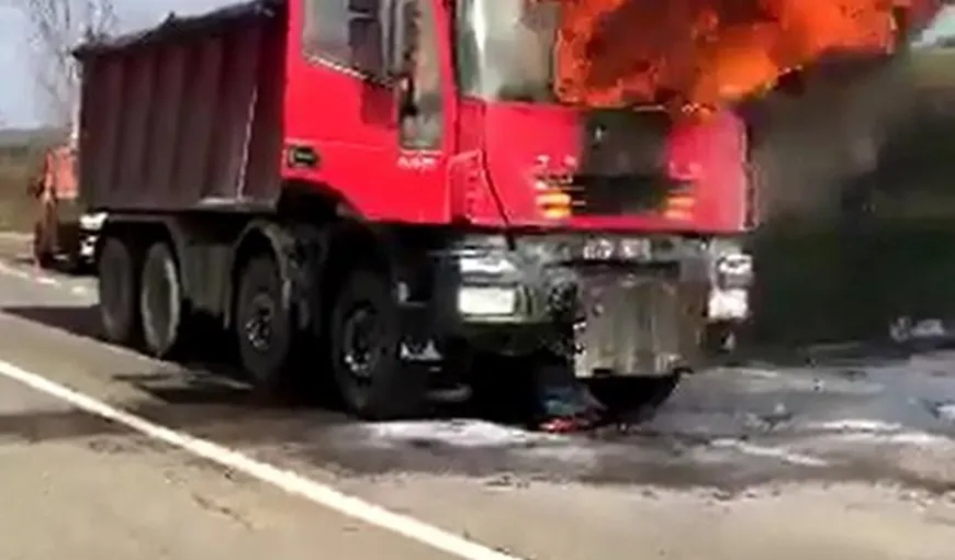 Un camion a fost cuprins de flăcări pe o şosea din Caraş Severin