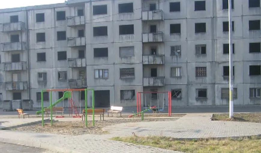 Investiţie INUTILĂ în cea mai săracă comună din Gorj. Primăria a făcut locuri de joacă între blocuri abandonate