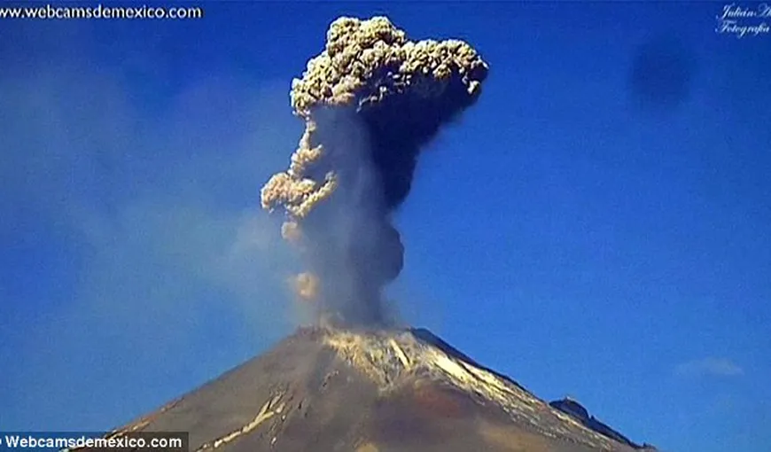 Mexic: Vulcanul Popocatepetl s-a trezit la viaţă. A aruncat 2 kilometri de cenuşă şi fum în atmosferă