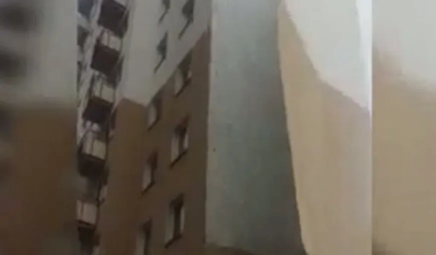 Vântul face ravagii. Izolaţia unui bloc de zece etaje, smulsă de rafalele puternice VIDEO