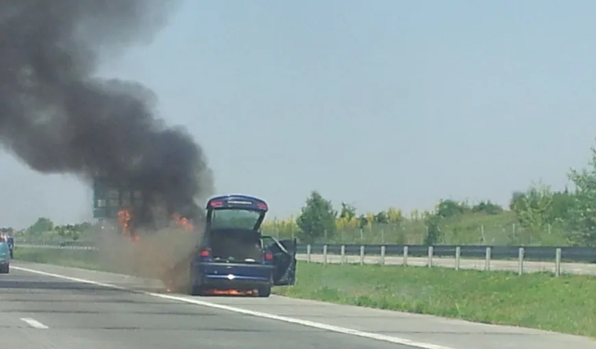 Maşină în flăcări pe Autostrada Soarelui. Circulaţia a fost oprită temporar