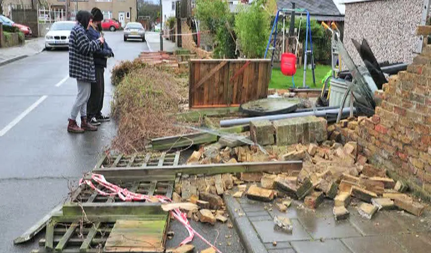 Furtuni violente în Anglia, Franţa şi Belgia. Trafic paralizat, zboruri anulate şi zeci de mii de case fără curent