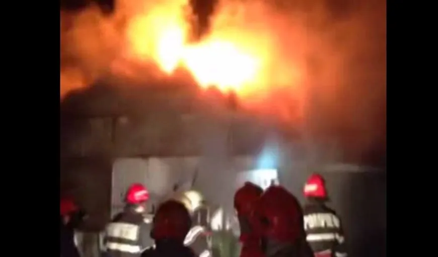 Incendiu puternic în Capitală în zona Pieţii Moghioroş. O magazie şi un restaurant au ars aproape în totalitate