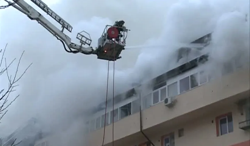 Incendiu la un bloc din Piatra Neamţ. Pompierii au intervenit de urgenţă