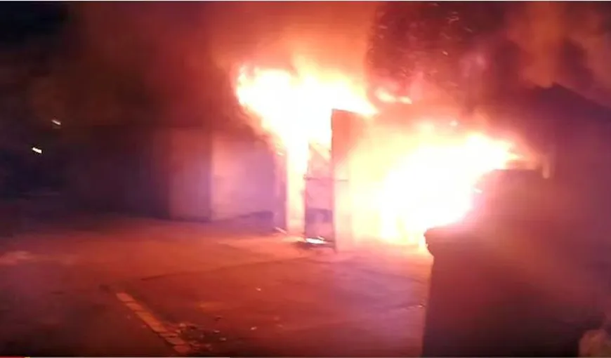 Incendiu violent la Mediaş. Două maşini s-au făcut scrum