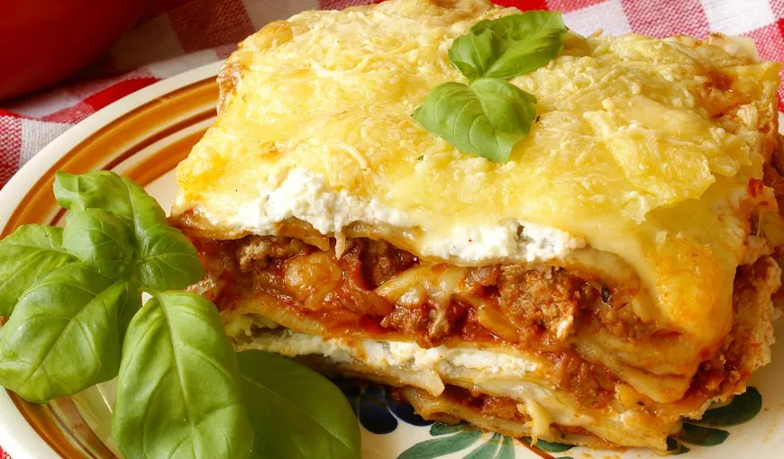 Lasagna cu carne şi sos bolognez