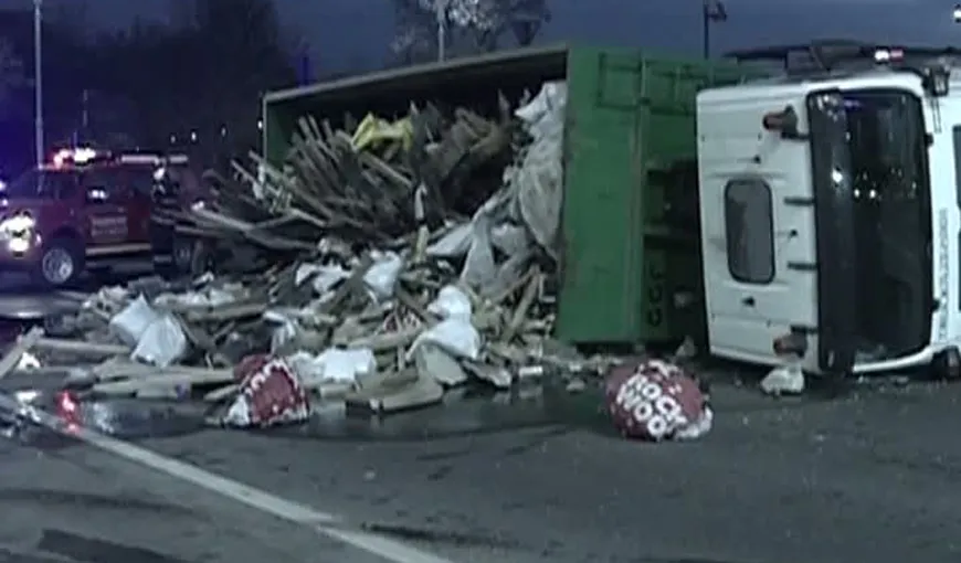 Accident în Capitală. O maşină de gunoi s-a răsturnat în faţa Guvernului VIDEO