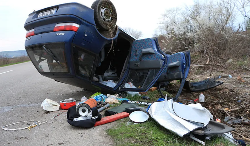 Maşină răsturnată pe un drum din Caraş-Severin. A fost nevoie de intervenţia echipajului de descarcerare