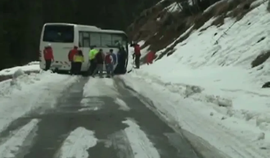 Un autocar cu 20 de turişti a rămas înzăpezit în Munţii Bucegi