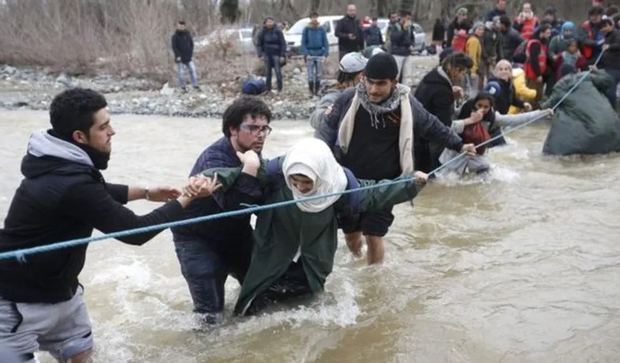 Trei migranţi afgani, inclusiv o gravidă, au murit înecaţi traversând un râu ca să ajungă în Macedonia
