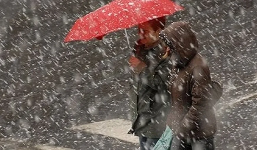 INFORMARE METEO de vreme rea: Ploi în toată ţara, ninsori consistente la munte, intensificări ale vântului şi răcire