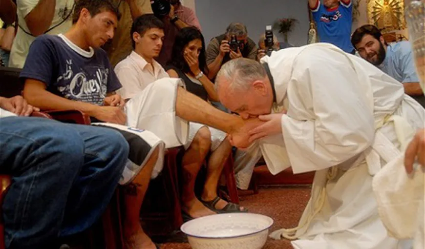Premieră la Vatican: Papa Francisc a spălat picioarele refugiaţilor în Joia Mare a Paştelui Catolic