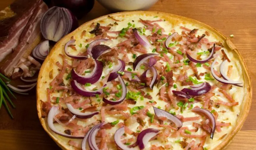 REŢETA ZILEI: Pizza cu şuncă şi ceapă