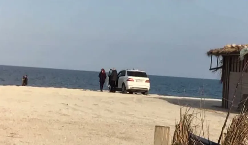 TUPEU MAXIM. Mai mulţi tineri au ieşit la plimbare cu maşinile pe plajă VIDEO