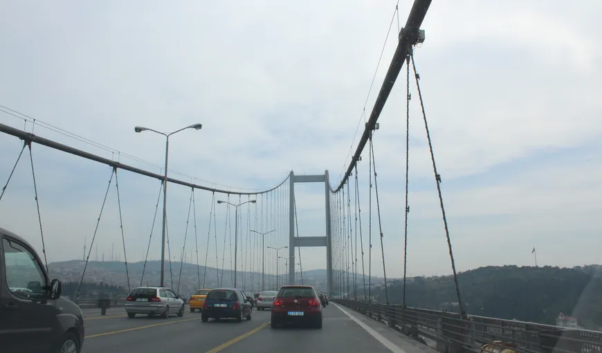 Podul Bosfor din Istanbul a fost închis din cauza unei maşini suspecte din care a sărit un bărbat