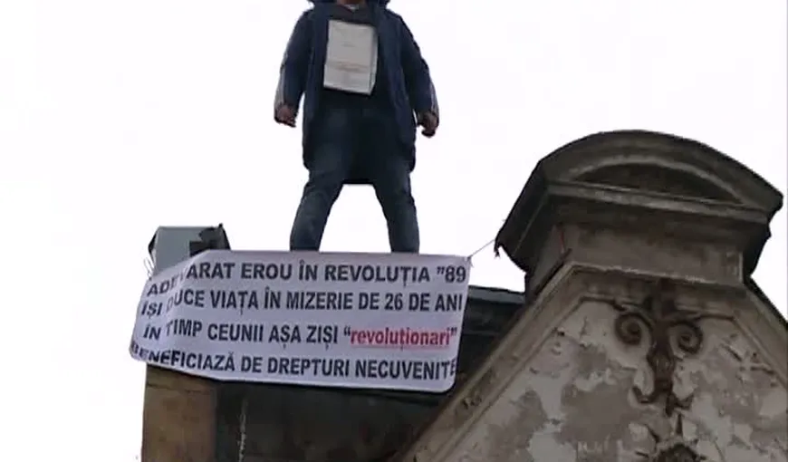Protest disperat după ultimul decret semnat la Cotroceni. Un bărbat ameninţă că se sinucide