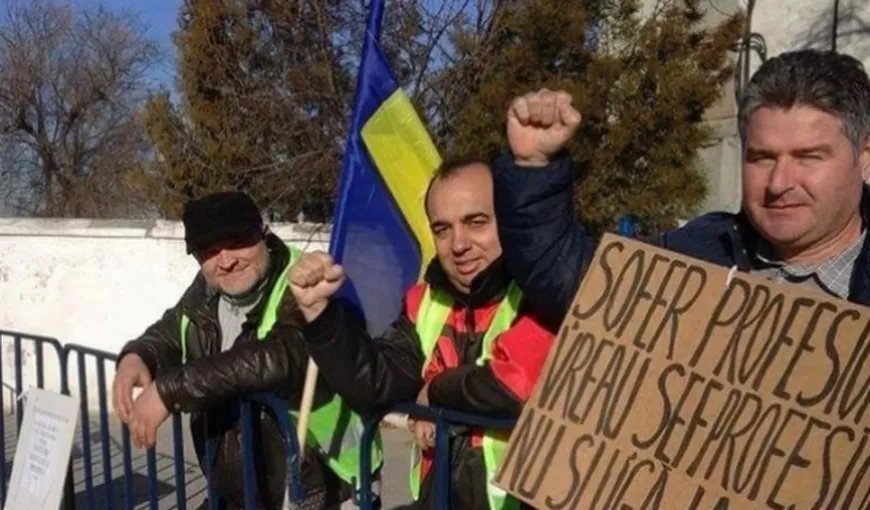 Sindicaliştii RATB, nemuţumiţi de subfinanţarea Regiei, au protestat la Palatul Parlamentului