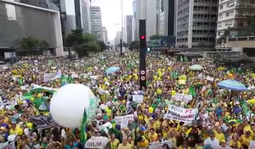 Protest de amploare în Brazilia. Peste 3 MILIOANE de oameni au cerut demisia preşedintelui VIDEO
