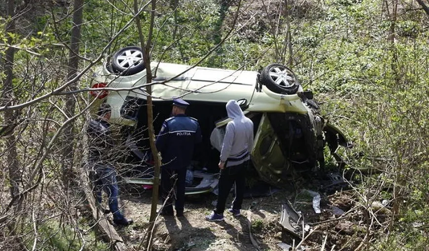Un şofer de 83 de ani a căzut cu maşina într-o RÂPĂ de 10 metri. El şi soţia sa au ajuns la spital