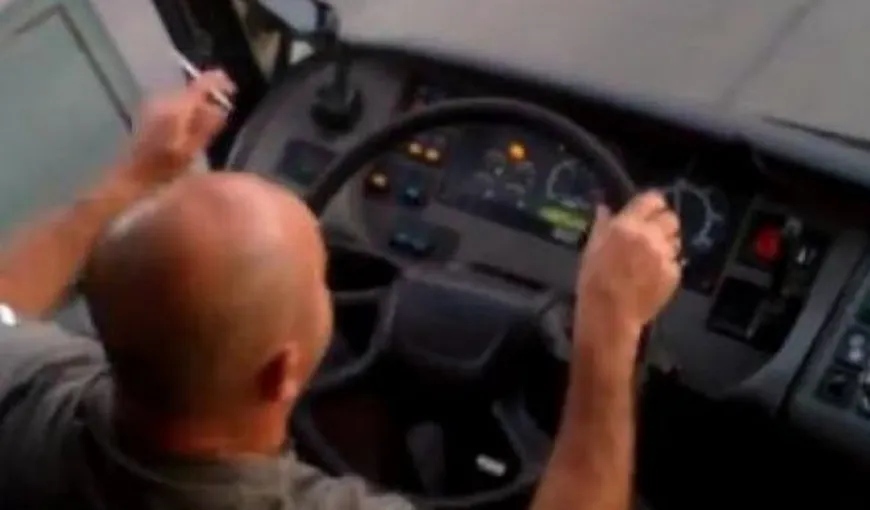 Şofer RATB, surprins în timp ce fuma la volan VIDEO