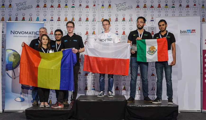 Tineri români, premiaţi în străinătate după ce au construit roboţi