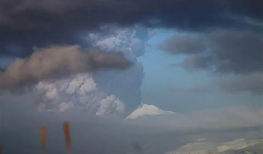 Vulcanul Pavlof din Alaska a erupt şi aruncă cenuşă la 6.000 de metri