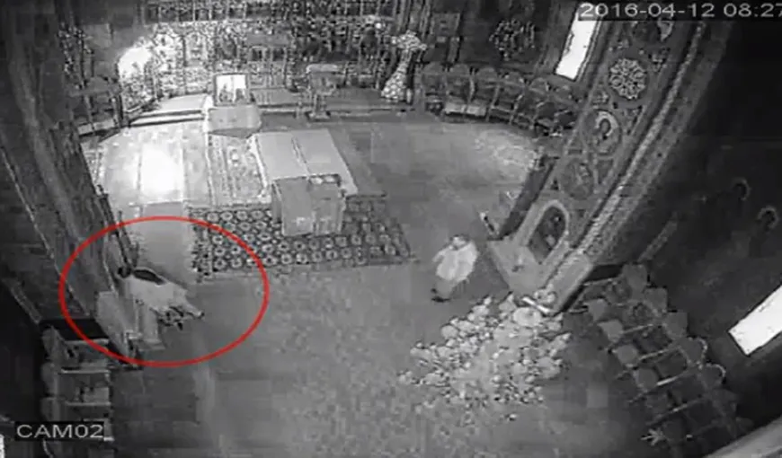O femeie din Bacău, surprinsă în timp ce fura dintr-o biserică VIDEO
