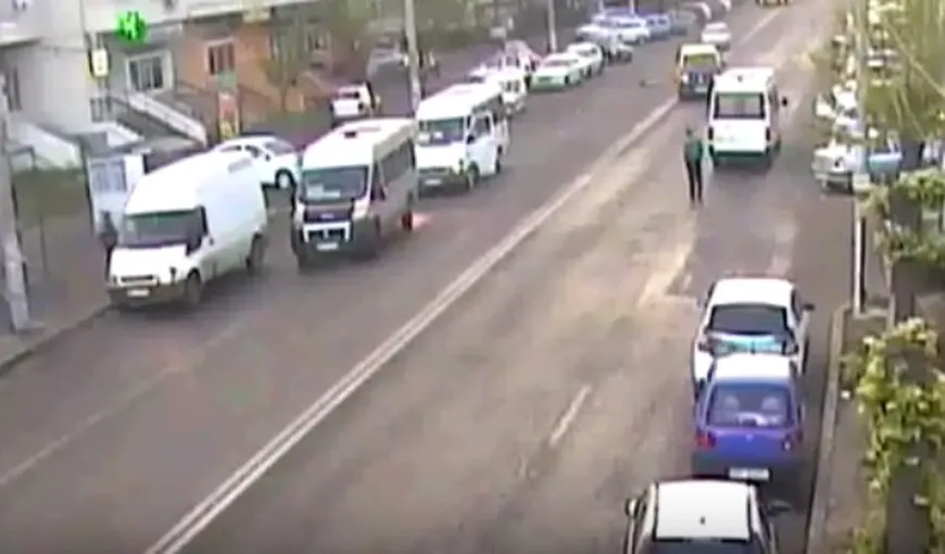 Elev lovit de un microbuz în Brăila. Accidentul a fost surprins de o cameră video VIDEO