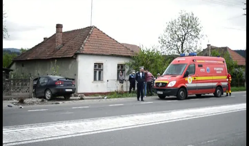ACCIDENT în Cluj. O femeie a fost rănită după ce maşina în care se afla a ajuns într-o fântână VIDEO