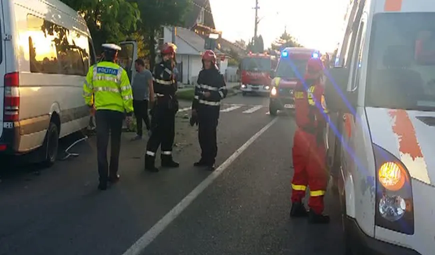 Poliţist lovit de o maşină în timp ce făcea măsurători la un alt accident VIDEO