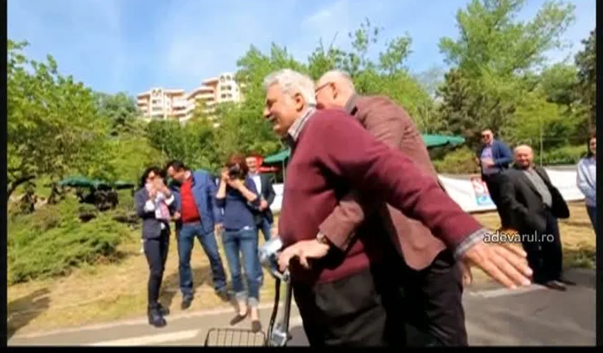 Primarul din Galaţi şi preşedintele CJ, filmaţi în timp ce se dădeau cu trotineta pe Faleza Dunării VIDEO
