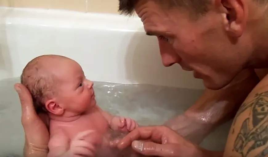 Video emoţionant cu un tătic care îi face baie pentru prima dată fetiţei sale. Vezi cum reacţionează bebeluşul