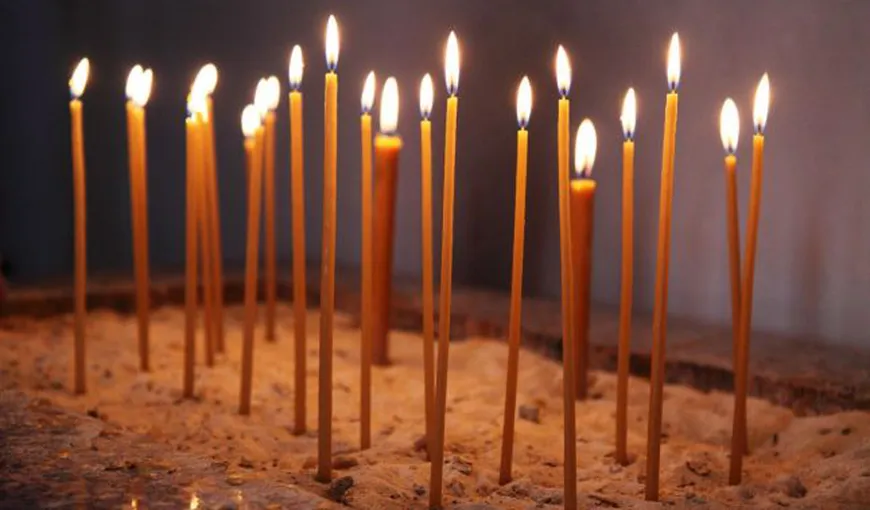Bisericile, OBLIGATE să vândă mii de lumânări, la preţuri şi de 10 ori mai mari ca în magazine, în perioada Paştelui